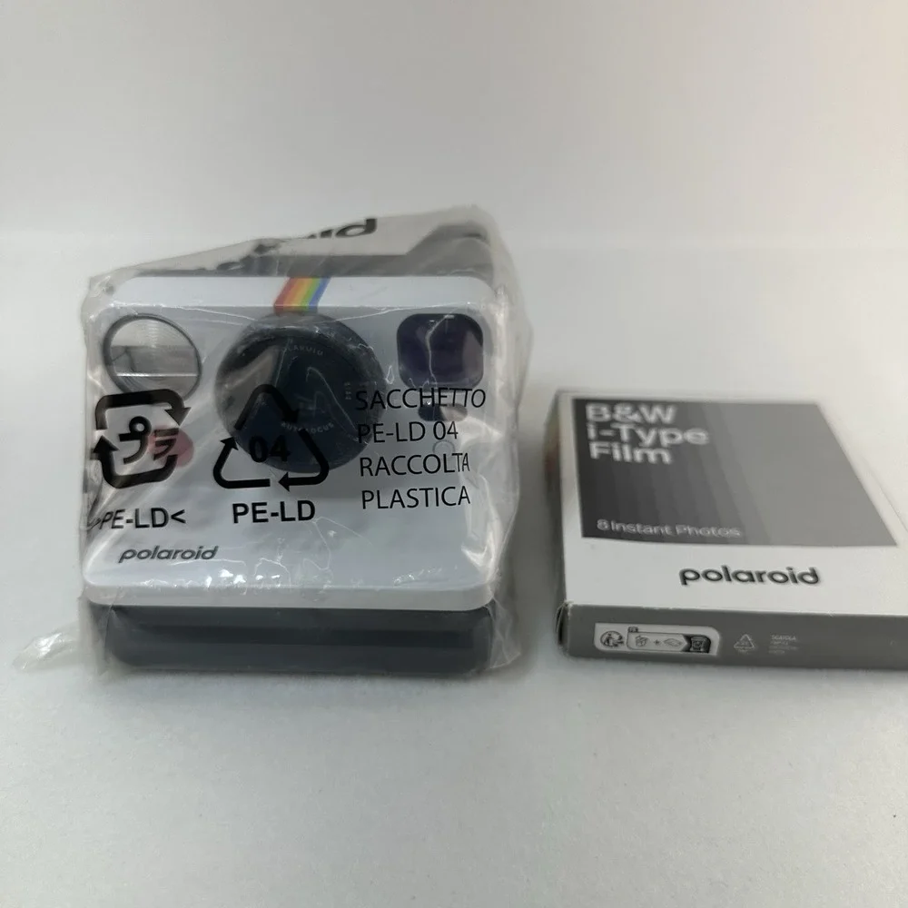 Polaroid Now Gen 2 Instant Camera White + B&W i-Type Film 8 Photos New